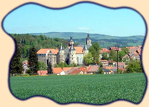 Die Bertholdsburg, Schleusingens Wahrzeichen - im Hintergrund der Adlersberg