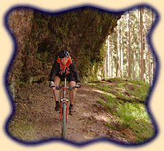 senkrechte Felsen mit &Uuml;berh&auml;ngen im Mardergrund